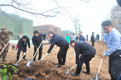 多種樹種好樹管好樹 讓綠韻悠揚(yáng)唱響生態(tài)佛山——魯毅書記朱偉市長率佛山幾套領(lǐng)導(dǎo)班子成員到我校北院新校區(qū)開展新春植樹活動(dòng)