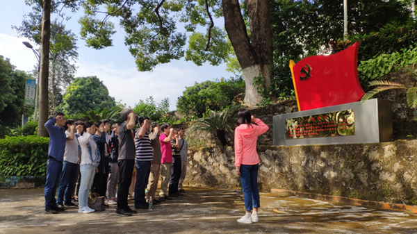 工業(yè)設(shè)計(jì)與陶瓷藝術(shù)學(xué)院教工黨員到高明云勇林場開展主題黨日活動